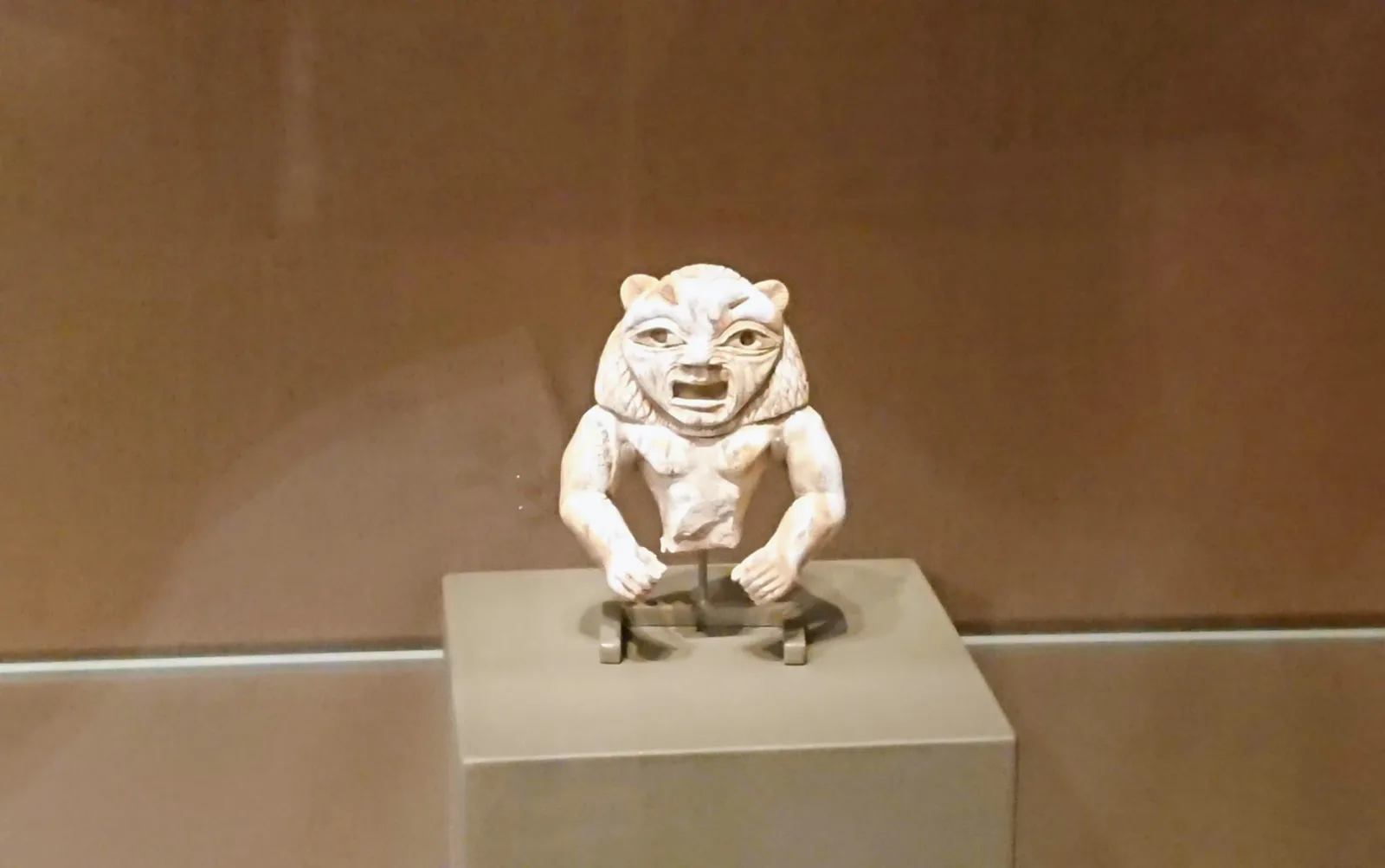動物と人間の石像