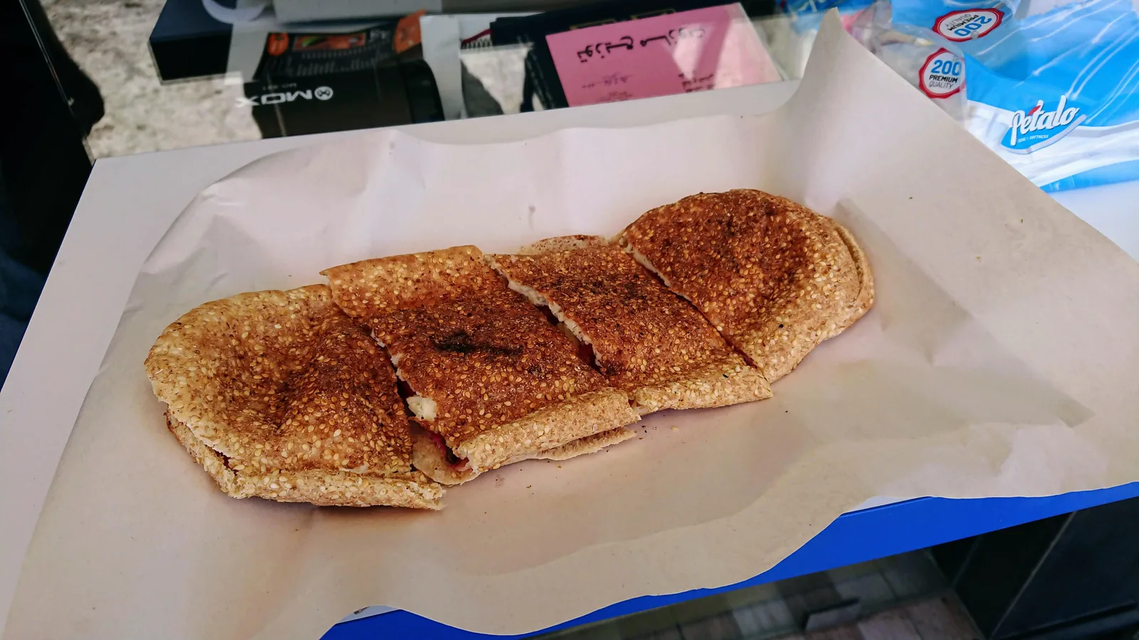 ゴマをまぶしたパン料理