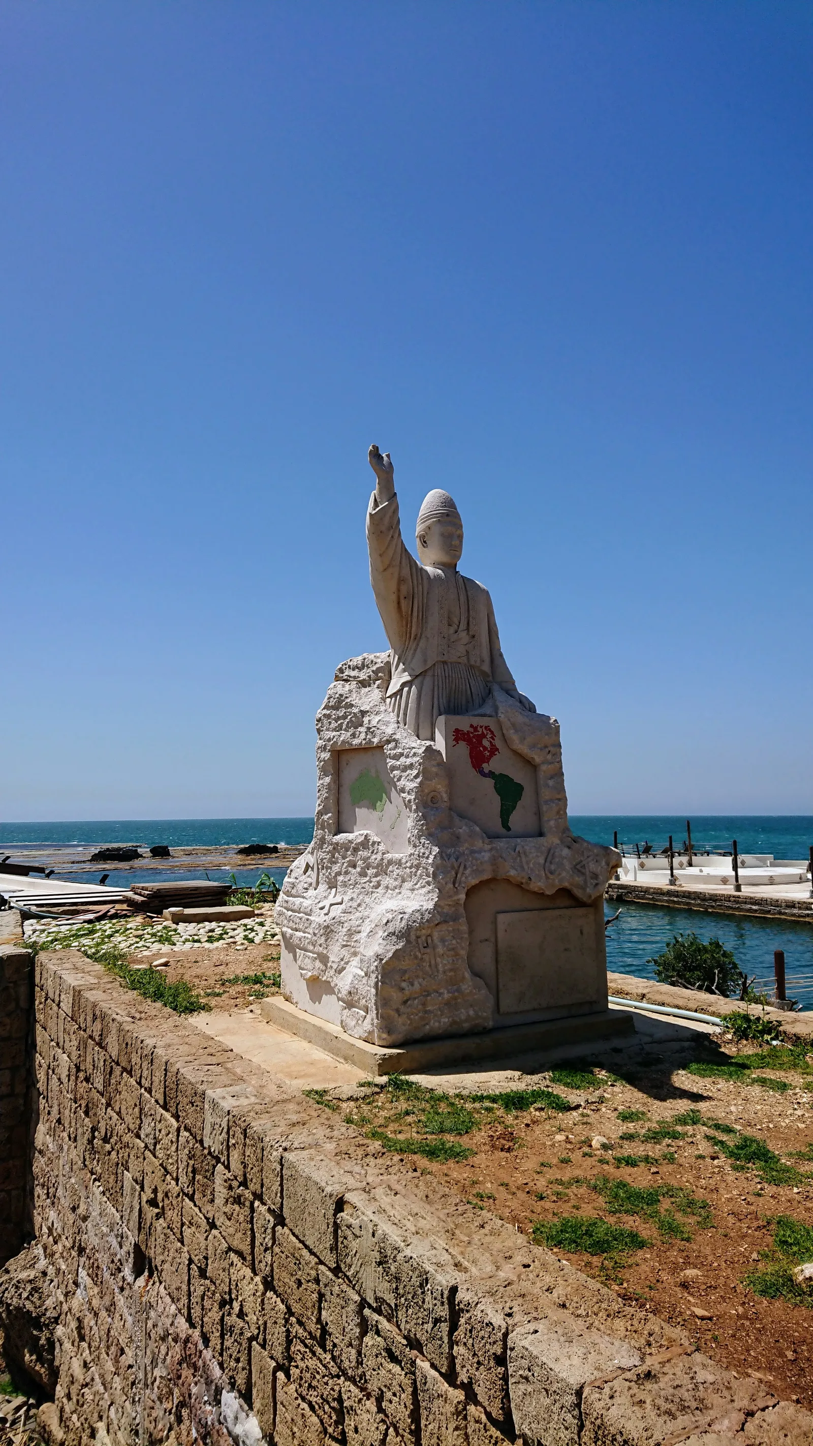 海辺に立つ白い石像
