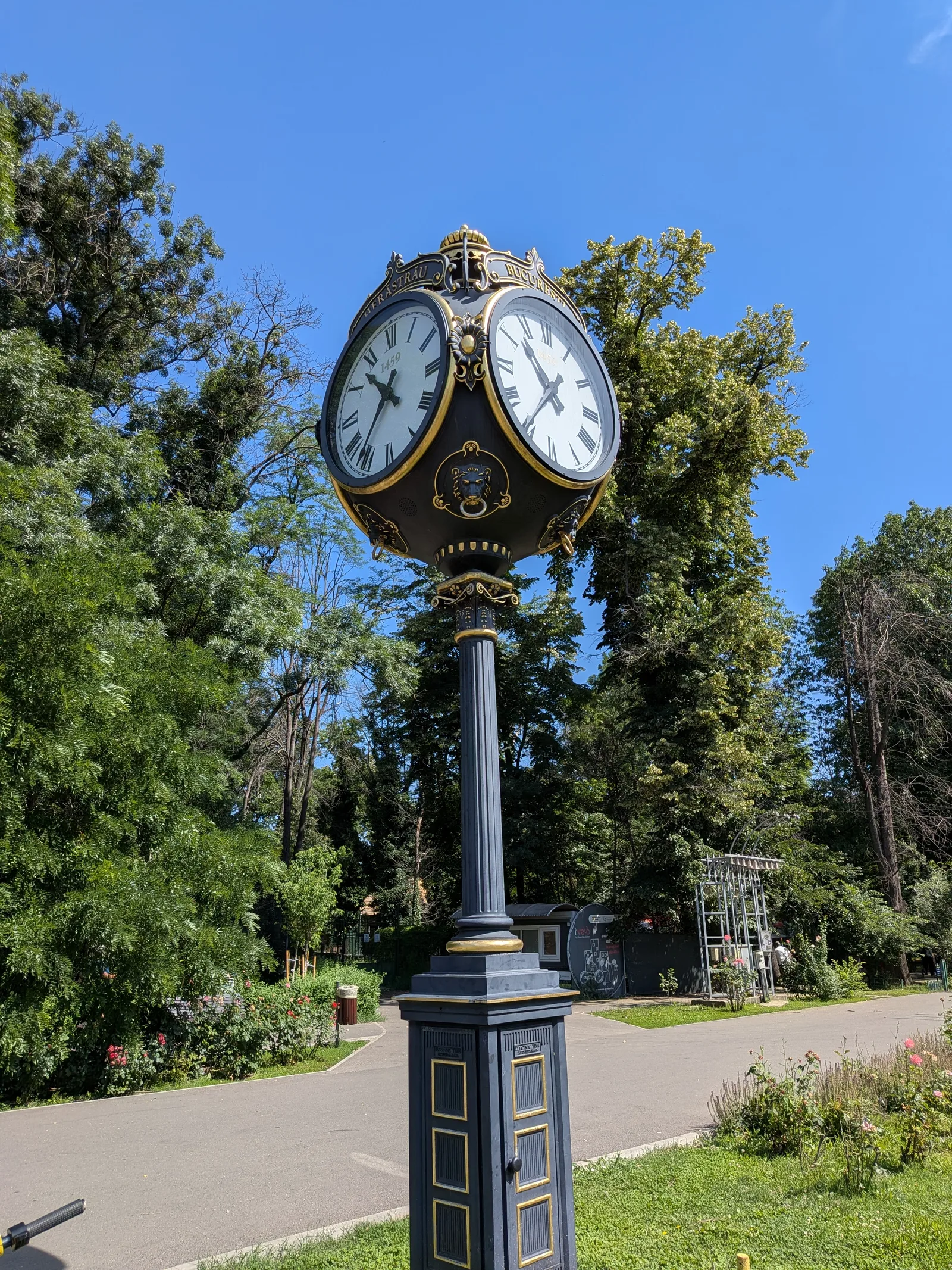 公園内の豪華な時計