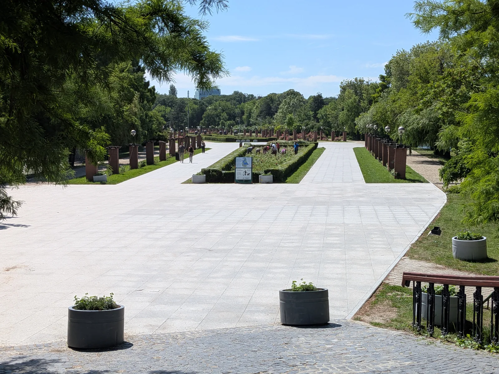 整備された公園の遊歩道
