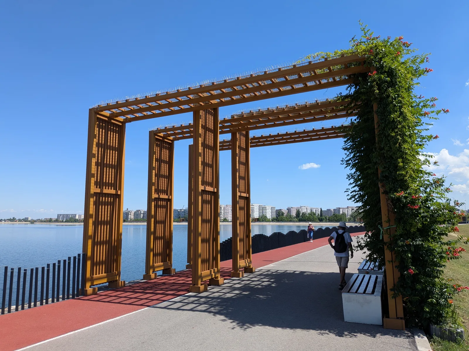 湖畔の遊歩道とベンチ