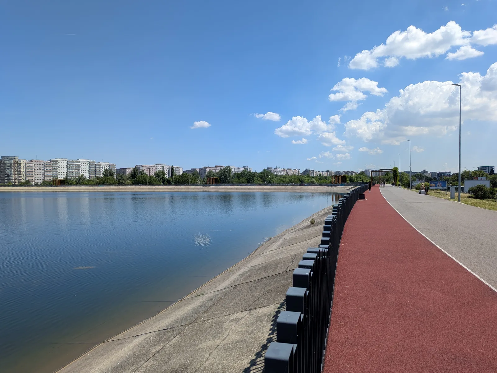 モリイ湖の遊歩道