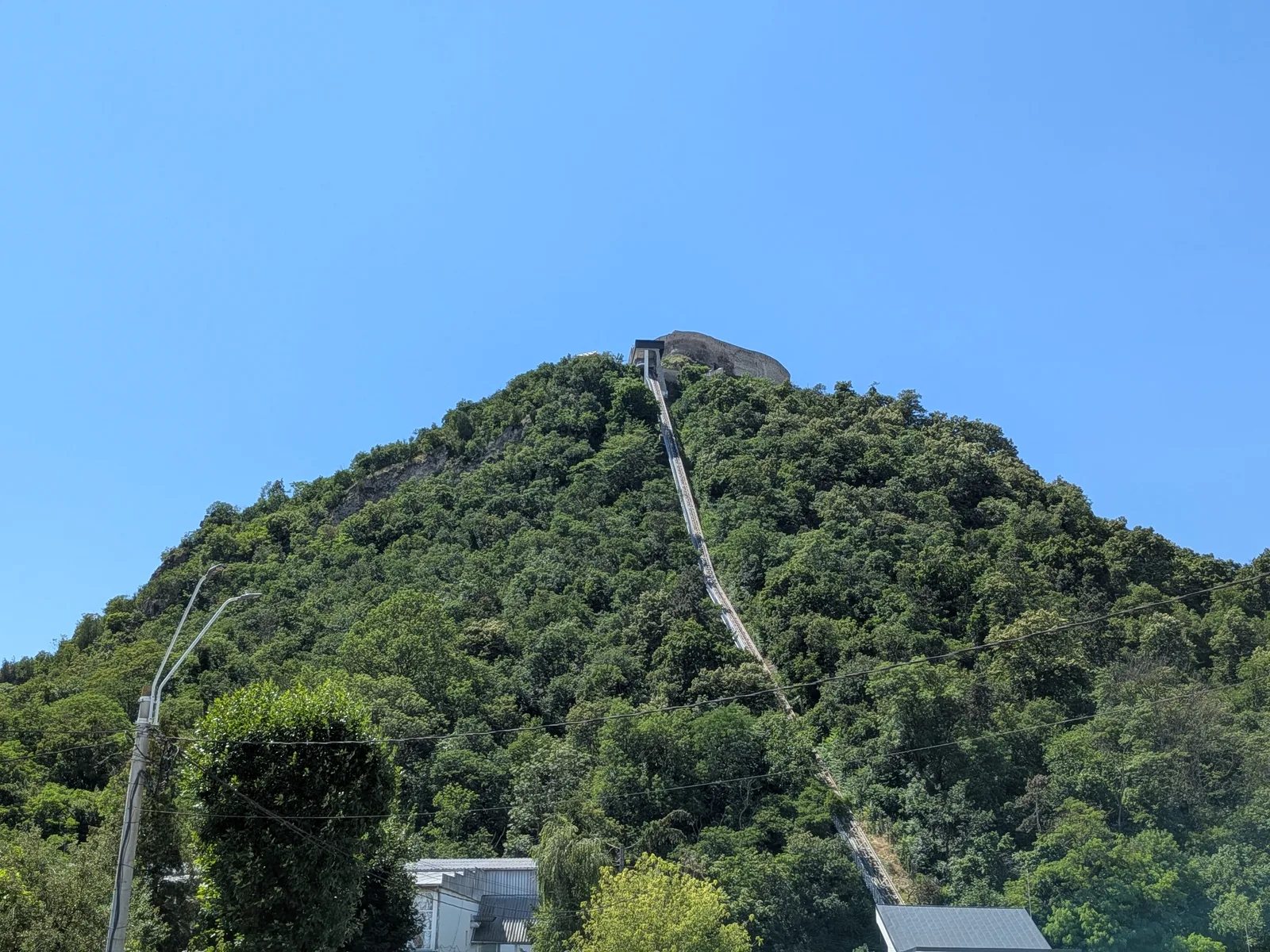 要塞へ向かう山と軌道