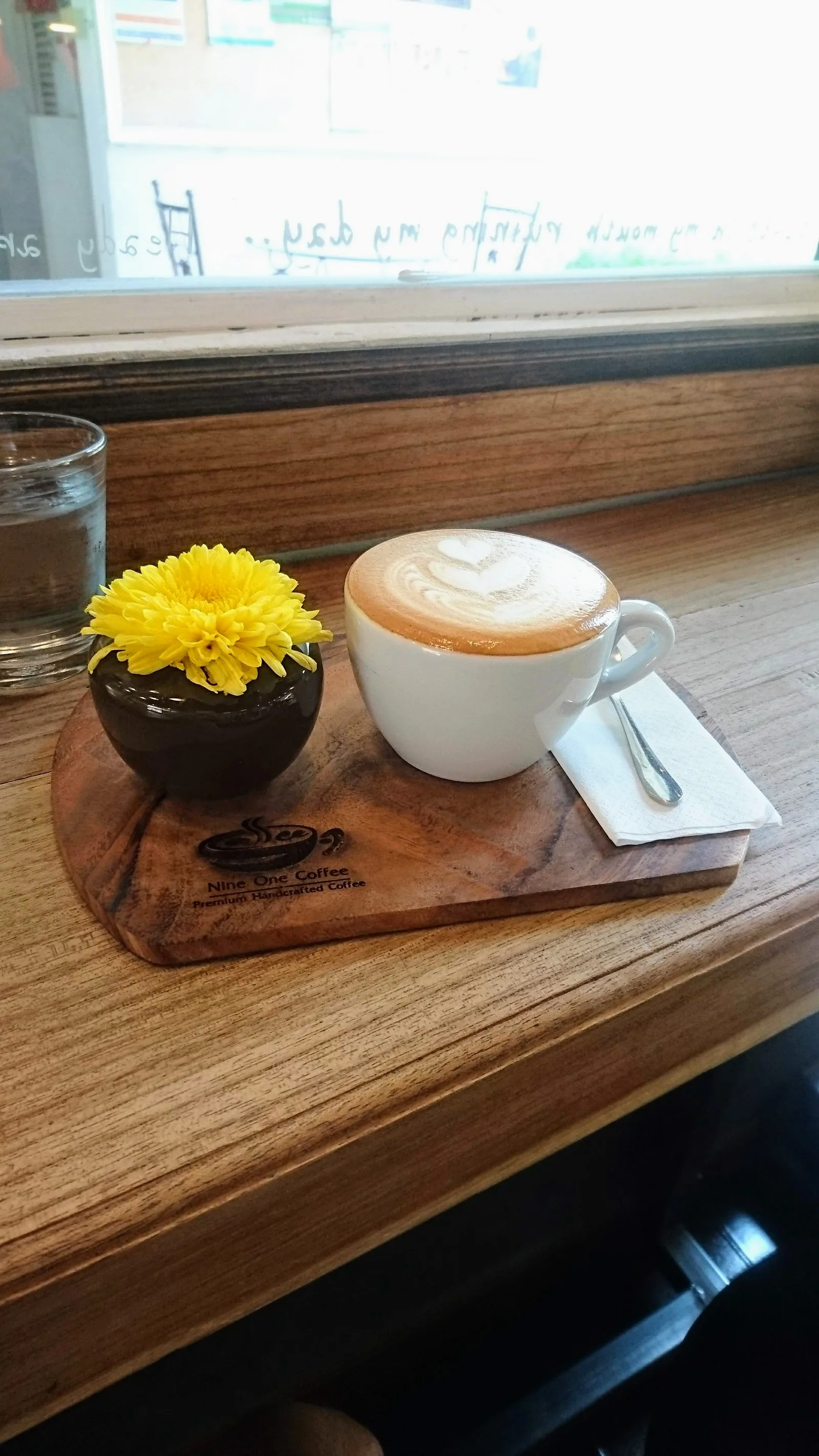 花を添えたラテ