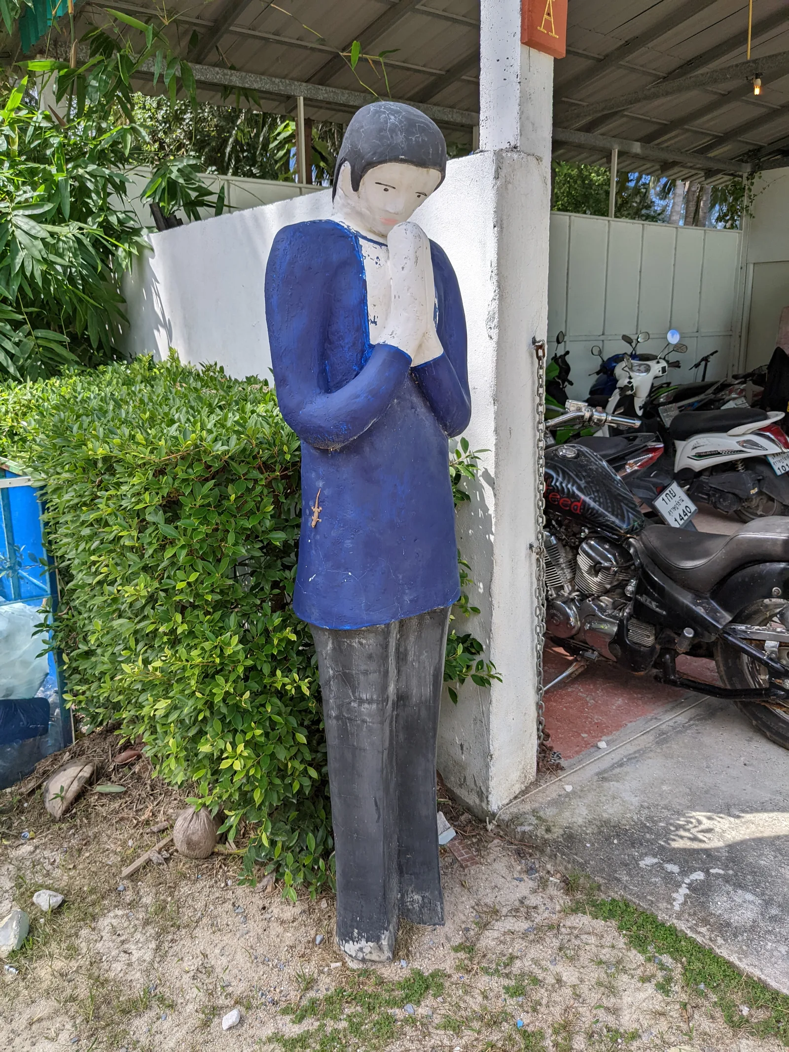 挨拶をする人形