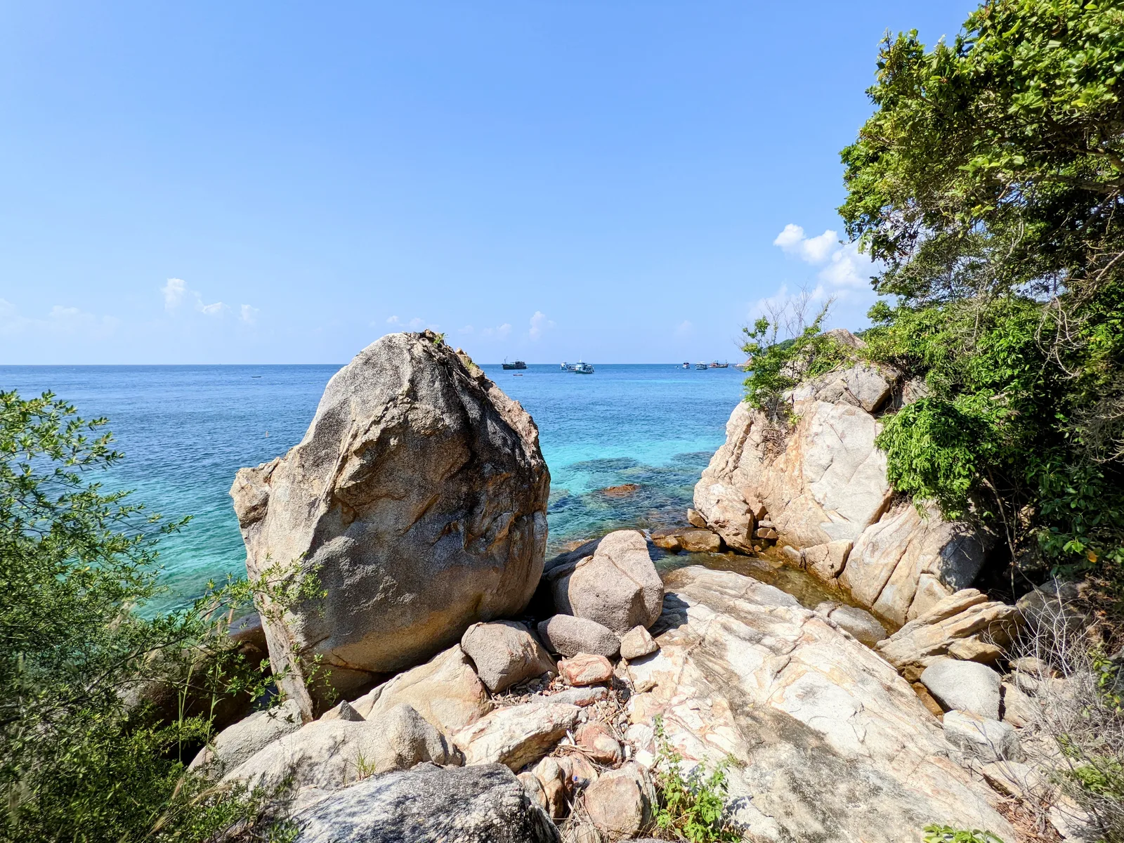 海辺の大岩