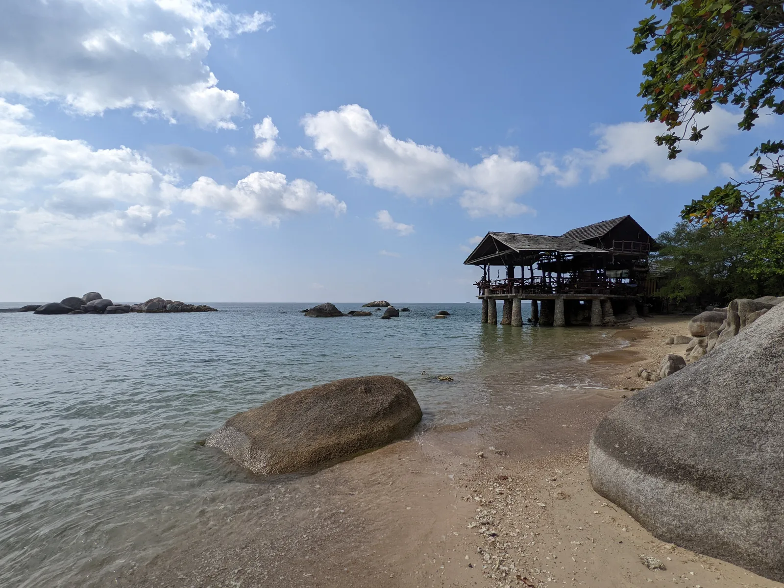 水上ロッジと浜辺