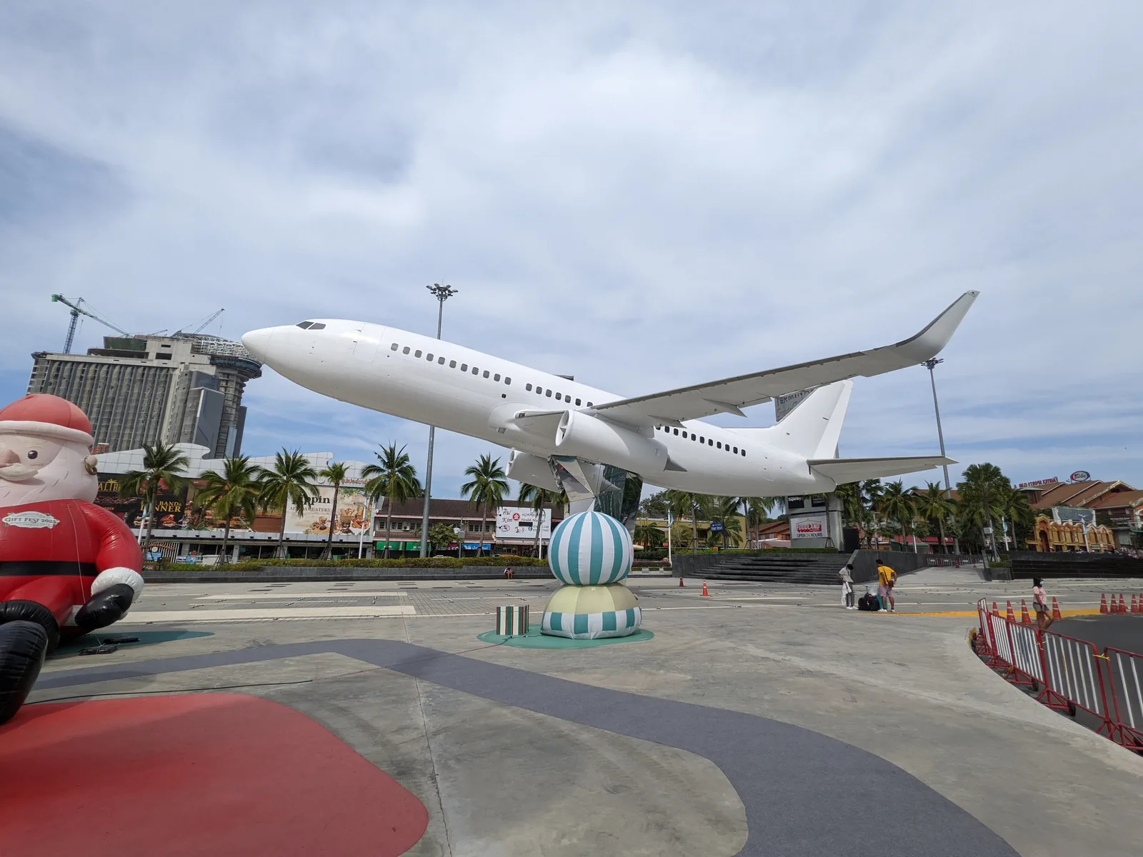 広場の旅客機模型