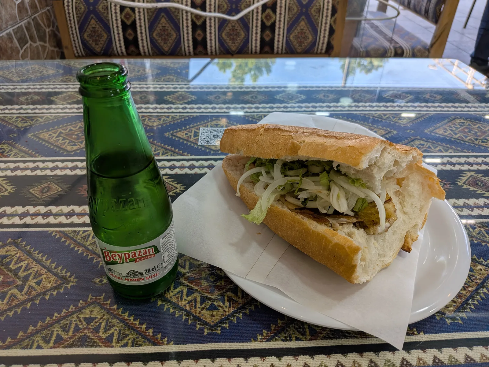 サバサンドと飲み物