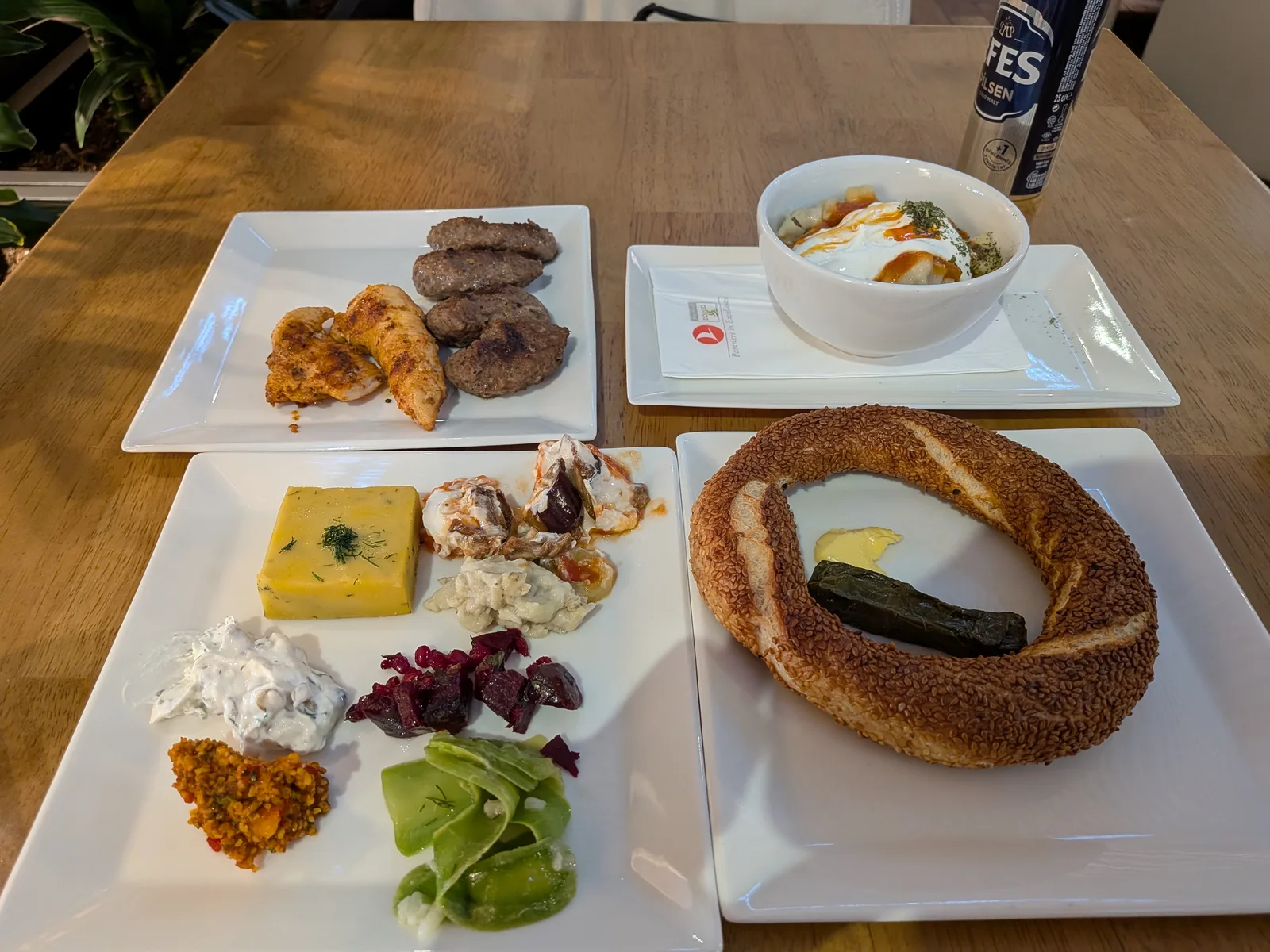スープや肉料理などの軽食