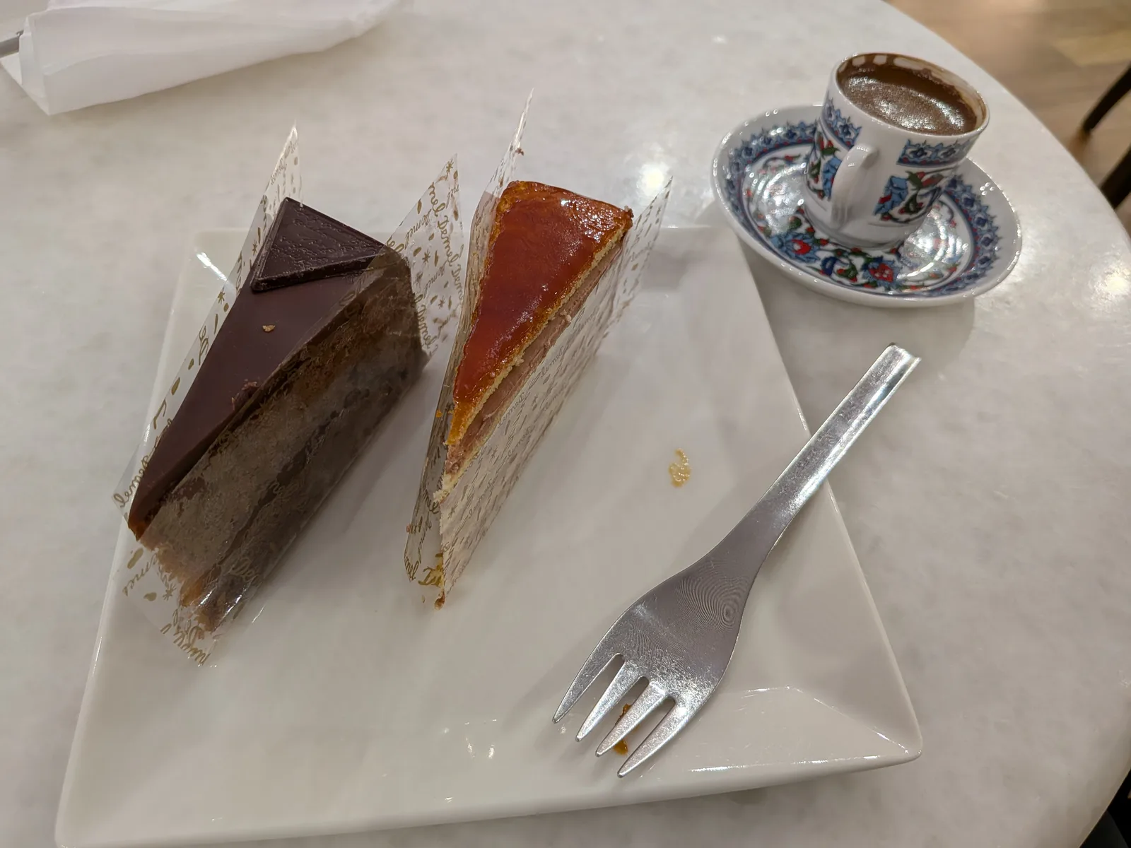 DEMELのケーキとトルココーヒー