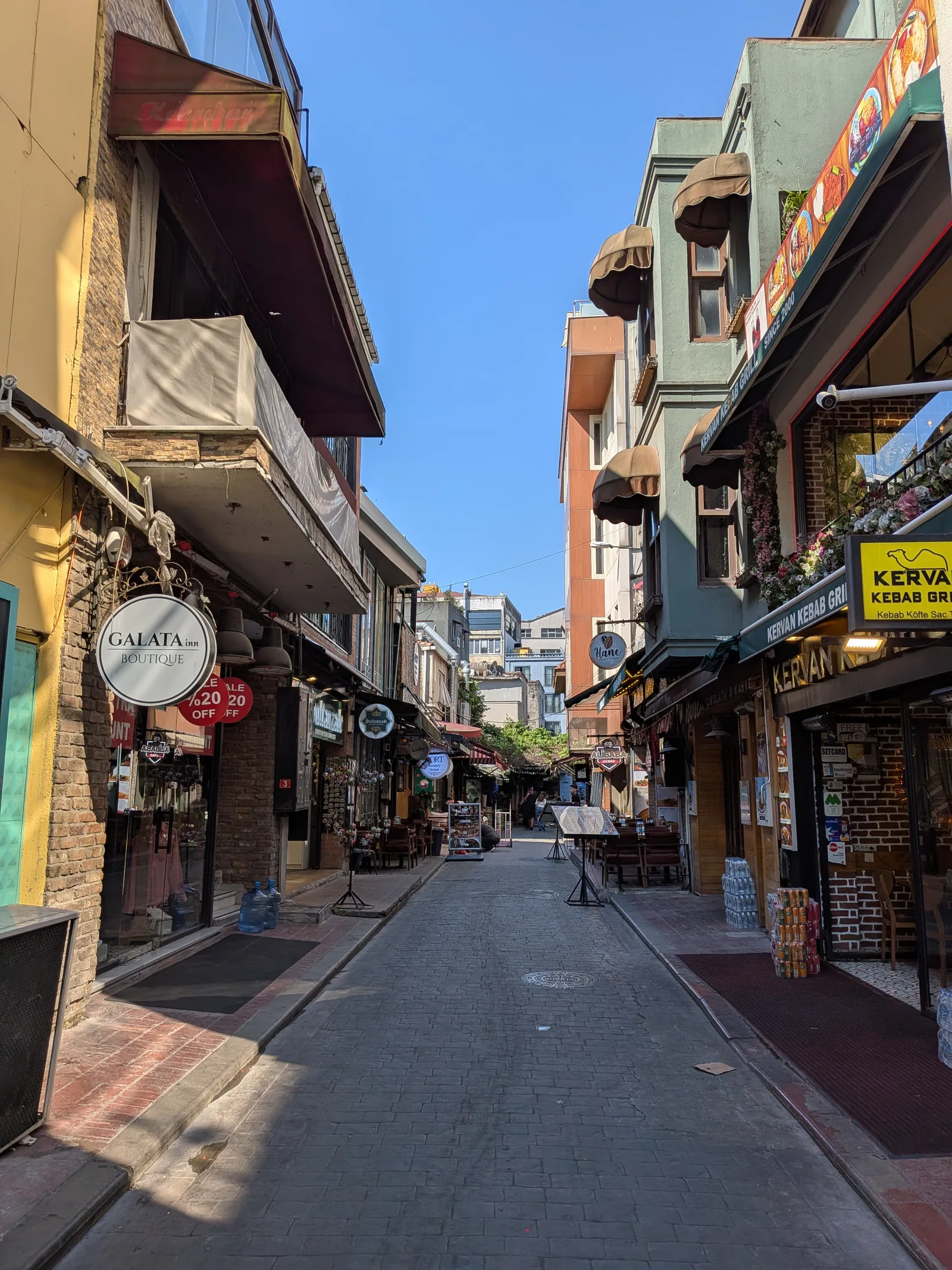 細長い通り沿いの店舗