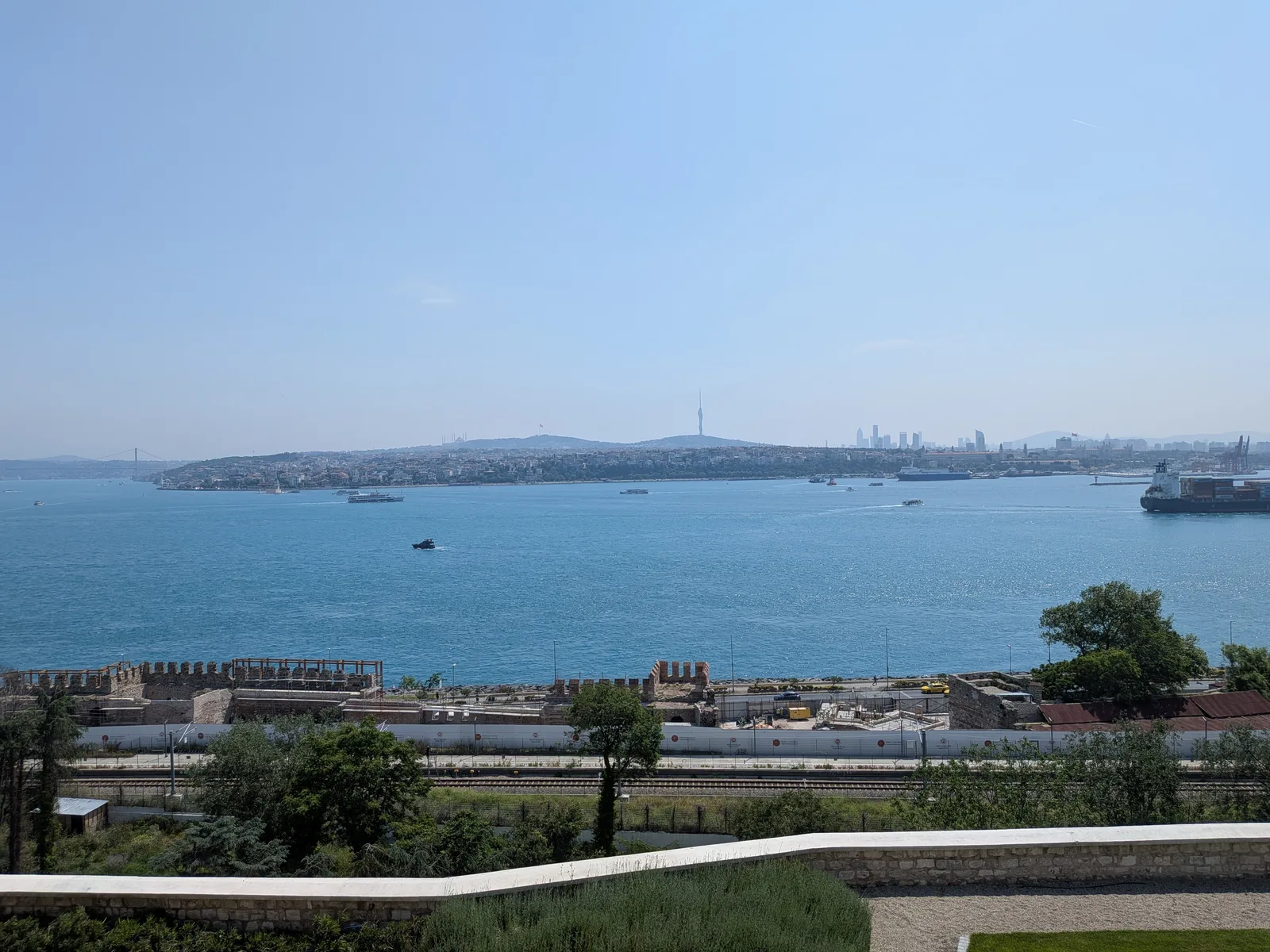 宮殿から望む海と対岸