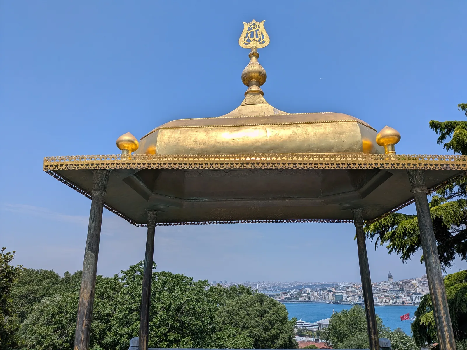 金色のひさしと海の眺望