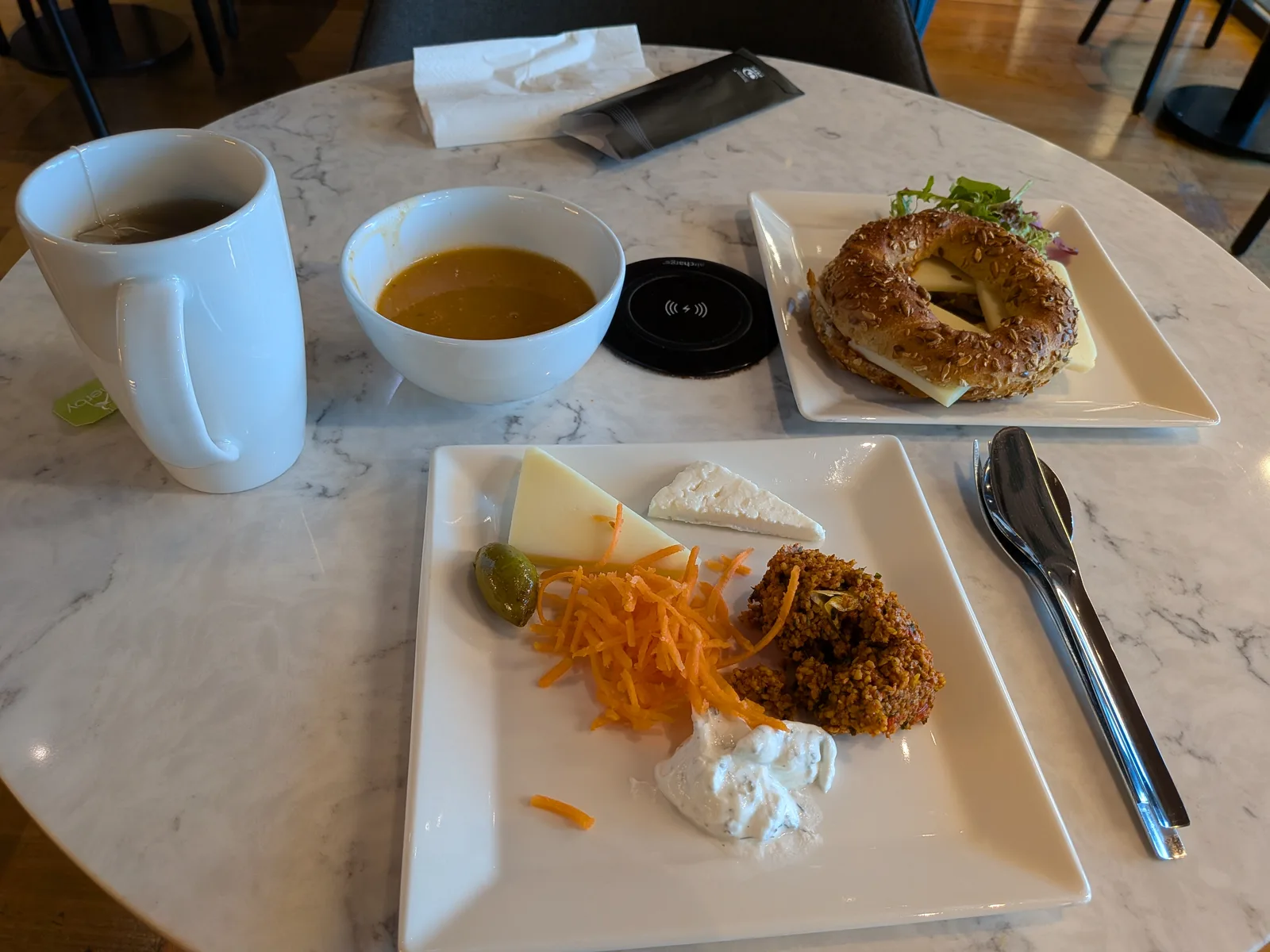 ラウンジでの軽食